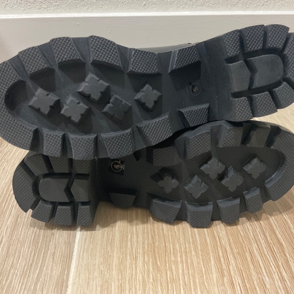 Steve Madden Chelsea Boot size 5 - Picture 6 of 6